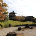 復元主殿より庭園、復元二層櫓、平櫓を眺める