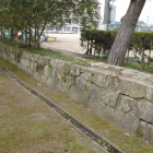 芦城公園東側小学校との間に在る土塀礎石列？