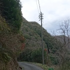 上流の谷から。中央が城山