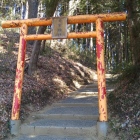 駐車場からすぐの要害神社鳥居