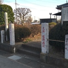 石碑の前には説明板も