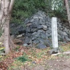 城跡入り口にある石垣と城跡碑