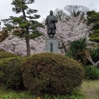 家康像と桜