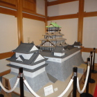 櫓門内部　天守模型