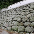 川沿いの古代山城の石を使用した石垣