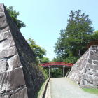 本丸（左）と二の丸（右）にかかる御廊下橋