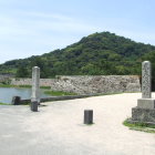 本丸門跡から指月山と天守台
