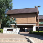 南部師行公像と八戸市博物館