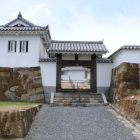 本丸大手高麗門と隅櫓、白塀