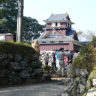 本丸北食違い門から復元天守を望む