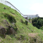 出丸二ノ丸西側の高土塁切岸から本丸櫓群を見る