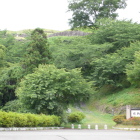 中腹駐車場より佐敷城看板城塁を見上げる