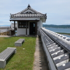 大手高麗門隅櫓と白土塀屋根瓦と海と空絶景です