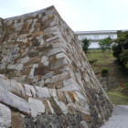 二ノ丸搦手西側高石垣登城口より本丸も見る