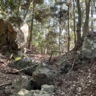 北西尾根先端の岩の堀切