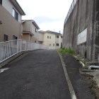 銘板(説明板)前の堀跡