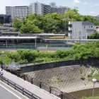 中央の森が本丸。手前を川がながれJR伊丹駅を挟んで切り立っている。この辺りが藤ノ木という地名で黒田官兵衛が幽閉されたあたりかもしれない。