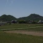 北からの遠望。右が笠松山。左の二こぶ状の山が善防山で主郭は写真右の頂。
