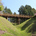 蔵郭(右)と本城郭(左)間の堀と木橋