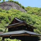 岩殿山ふれあい館と鏡岩、右上が本丸