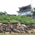 模擬天守と発掘された石垣