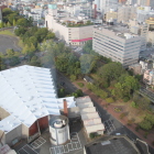 市役所から三の丸の堀、土塁を見下ろす