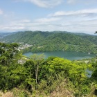 津久井ダム湖を眺望(左奥に高尾山)