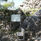 天守台下の石垣と岩盤、案内板