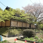 土塁盛上の私邸