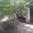 山門脇の石碑と堀跡