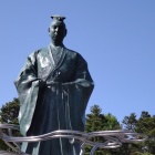 ①	外堀（南郷公園）に立つ光秀銅像