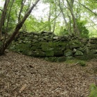 亀山山頂の西に位置する谷を固める古代山城の石塁