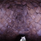 姥塚古墳内天井ドーム。正面下が入口。千数百年前の空気がよどんでいそう。