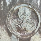 碑(OLD)に彫られた家紋