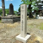 鬼頭熊次郎顕彰碑案内標柱