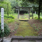 亀井公墓所の入口、鳥居と標柱