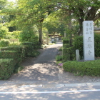 東林寺参道と東林寺石碑、左は駐車場