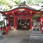 赤が鮮やかな六所神社拝殿