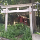 隣接する小さな稲荷神社
