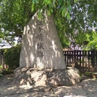 民家の庭先の石碑