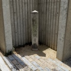 ②	本能寺跡の石碑（介護施設裏）