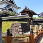 ②	勝龍寺城入口（南門と資料館）