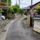 ③	小栗栖の竹藪に入る近くの住宅地の小道
