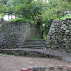 公園から城跡に入る場所。石垣がこんなに身近にあるのは羨ましい
