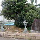 下番堀江館の歌碑と五輪塔