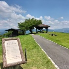 九州自然歩道下山口(奥の建物はKIRIKABU HOUSE)