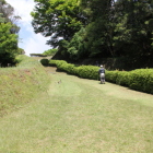二の丸登城路虎口当たりより上部を見上げる