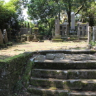 宗閑寺境内墓所、右が一柳伊豆守、左手が城将方の墓標群