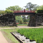 本丸東堀に架かる赤い橋常盤木門虎口下