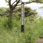 水の手御門跡標柱御門石垣上に見る